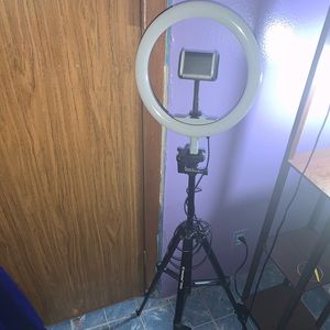 I’m selling a tripod.